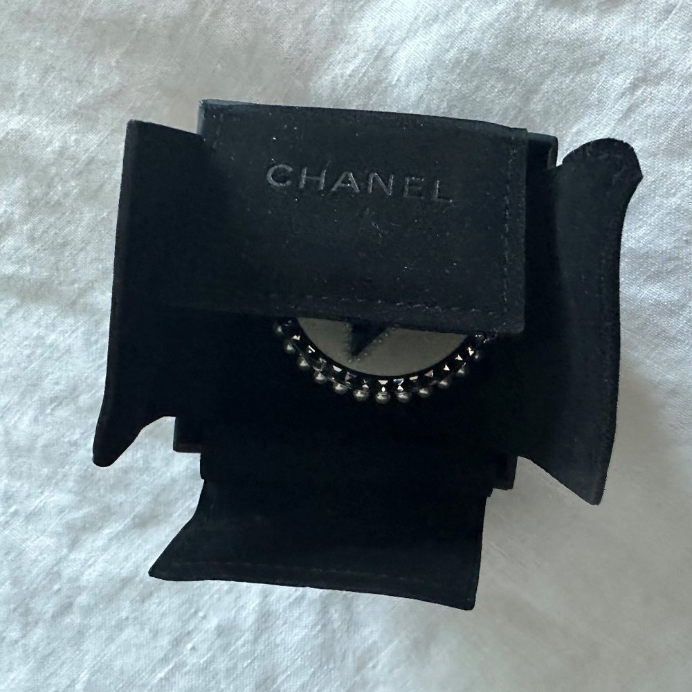 NEW 100% Auth CHANEL Resin Crystal Pearl Emoji CC Brooch Pin - Picture 4 of 5
